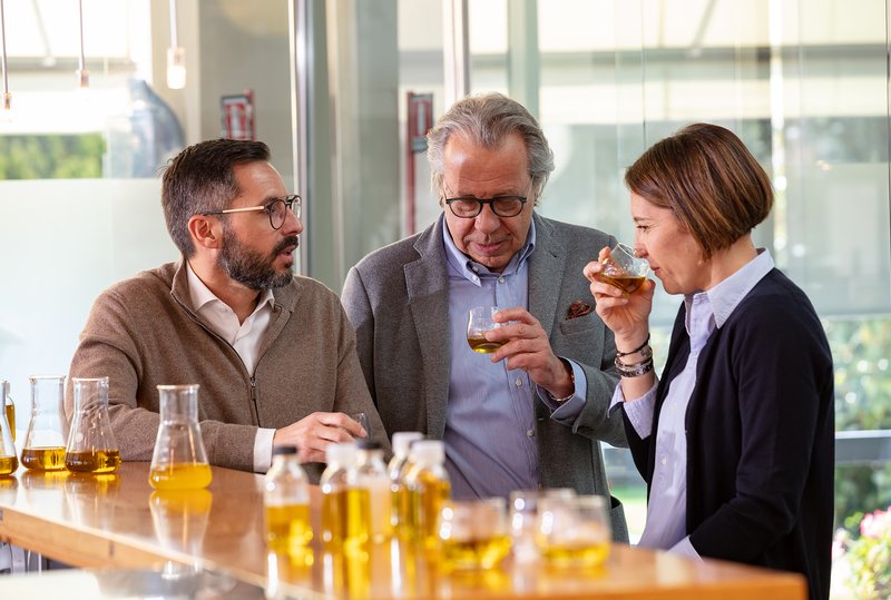  La famiglia Carli assaggia il loro olio d'oliva 